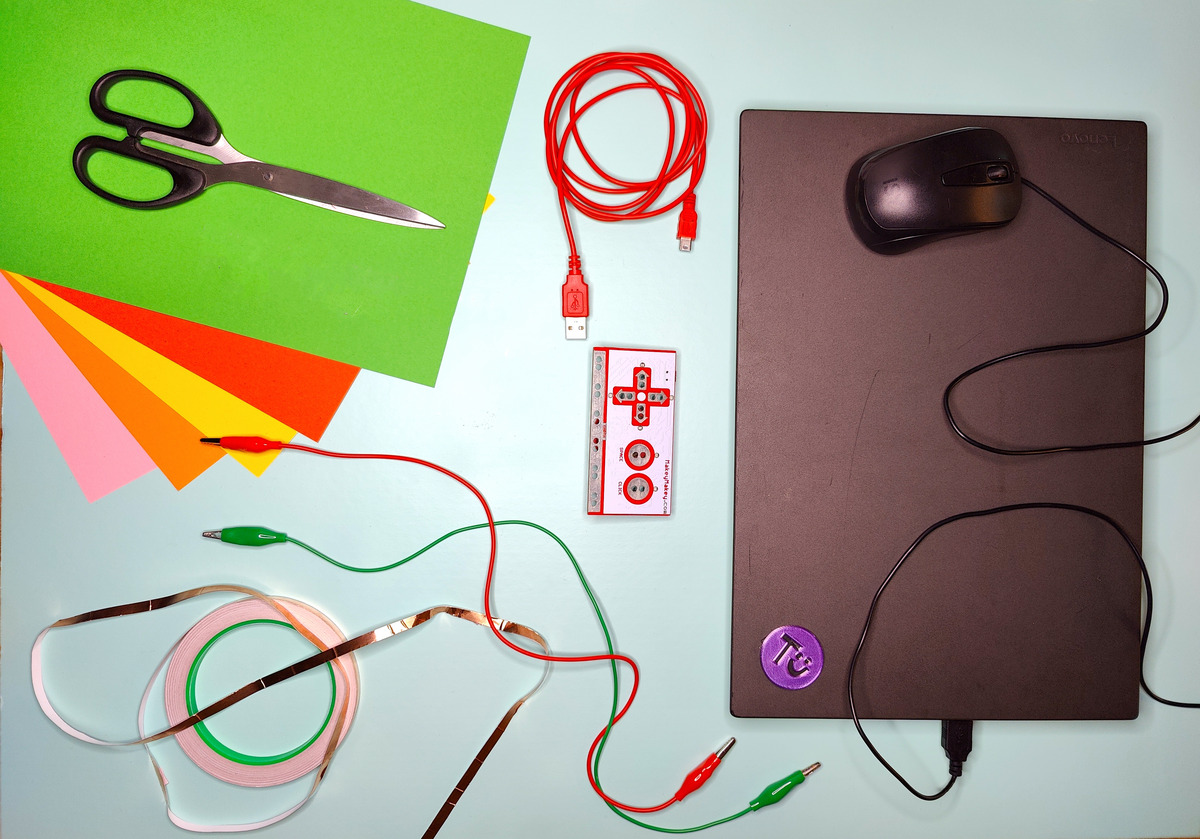 Laptop mit Maus, Makey Makey, buntes Papier, Schere, USB-Kabel, Kupferklebeband, 2 Krokoklemmen