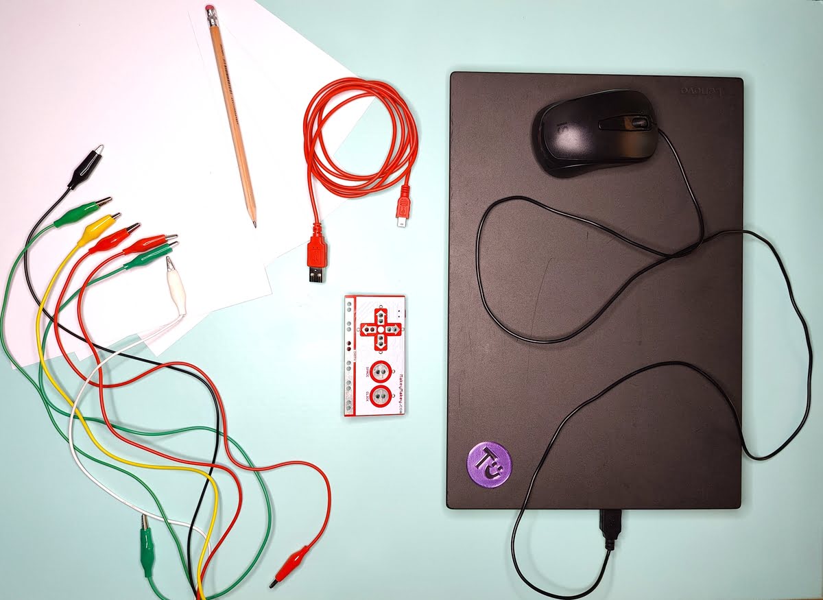 Laptop mit Maus, Makey Makey, Krokoklemmen, Bleistift, Papier, USB-Kabel