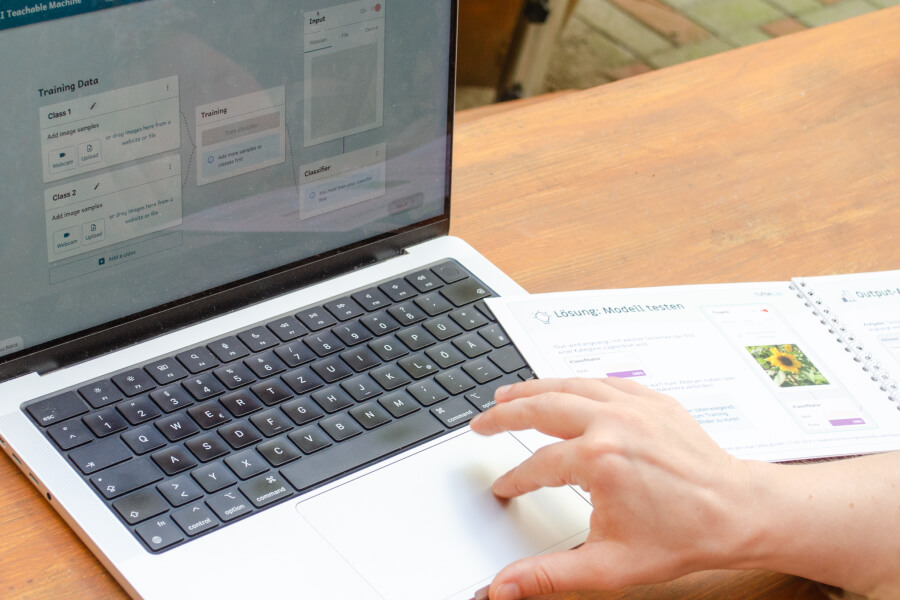 Ein Laptop, GenAI Teachable Machine ist geöffnet