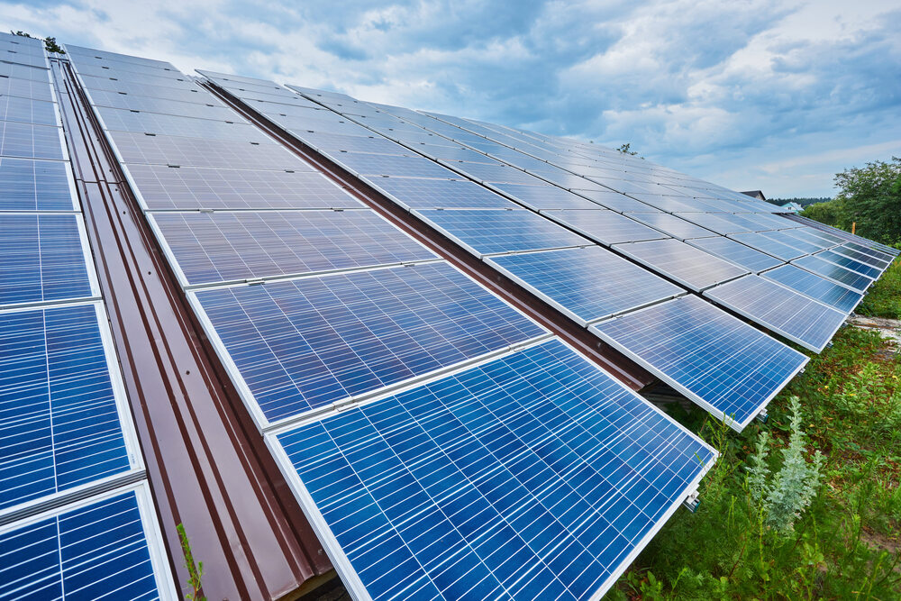 Mehrere Solarpanels auf einem Feld