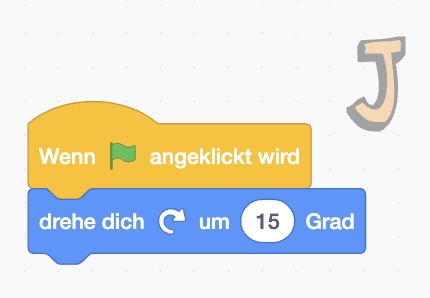 Screenshot Scratch: Startbefehl und Befehl „drehe dich um 15 Grad" für den Bustaben „J"