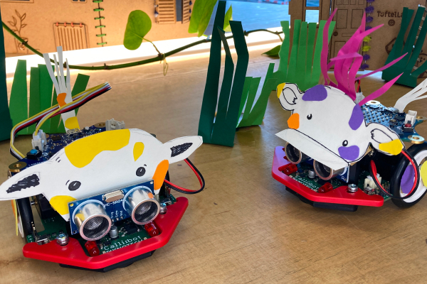 Zwei Motion-Kit Roboter, verkleidet als Kühe