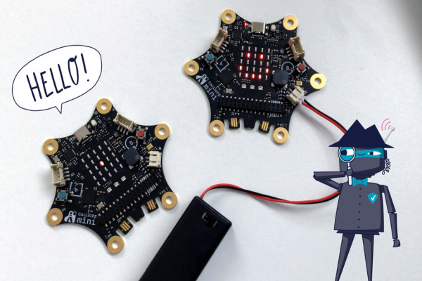 Zwei Calliope mini liegen nebeneinander