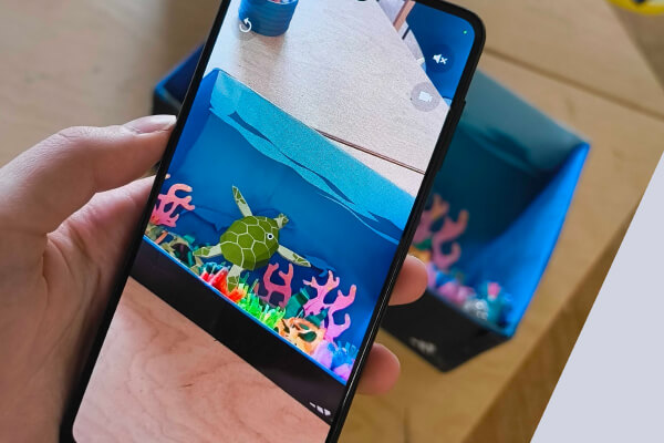 Eine Schildkröte wird via AR in eine gebastelte Unterwasserwelt eingefügt.