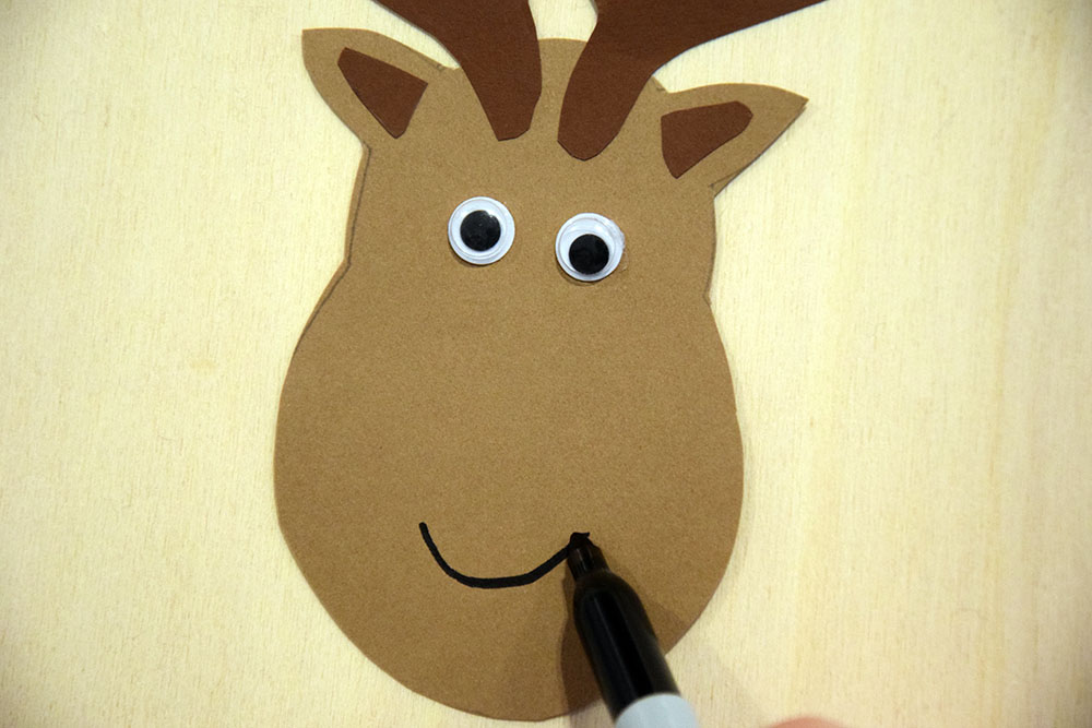 Gesicht von Rudolph - mit einem Stift wird ein Mund aufgemalt