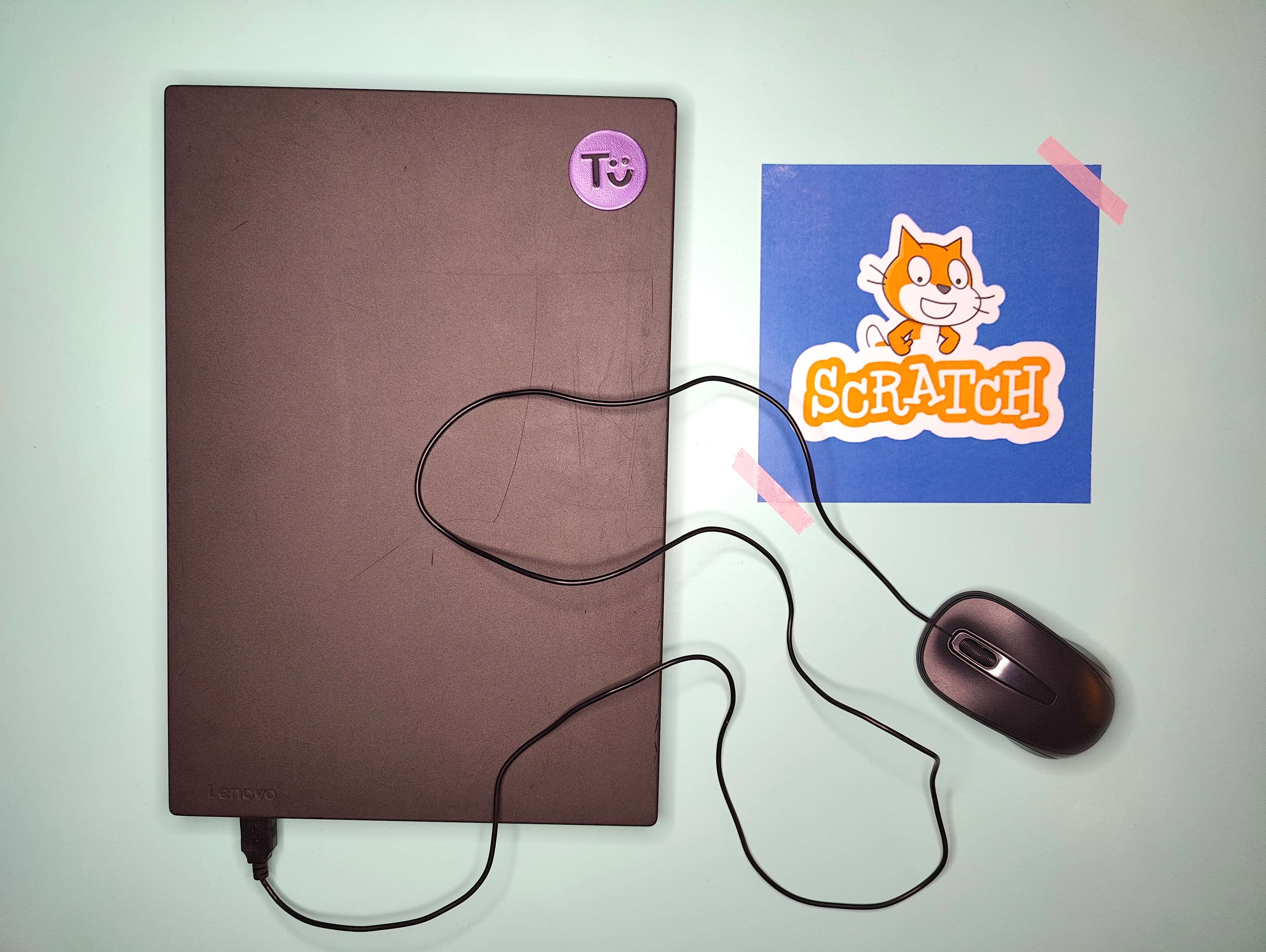 Laptop mit Maus, Bild des Scratch-Logos